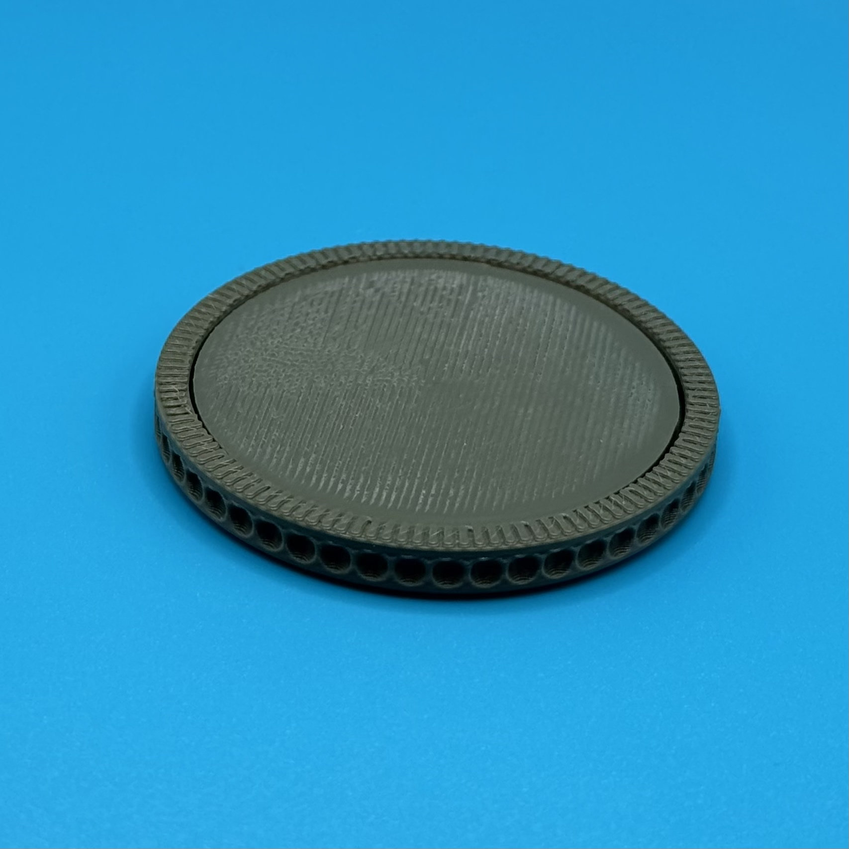 Vented gray coin disc